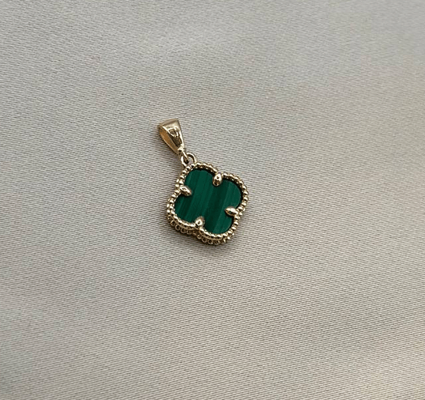 Rose gold pendant with zircon