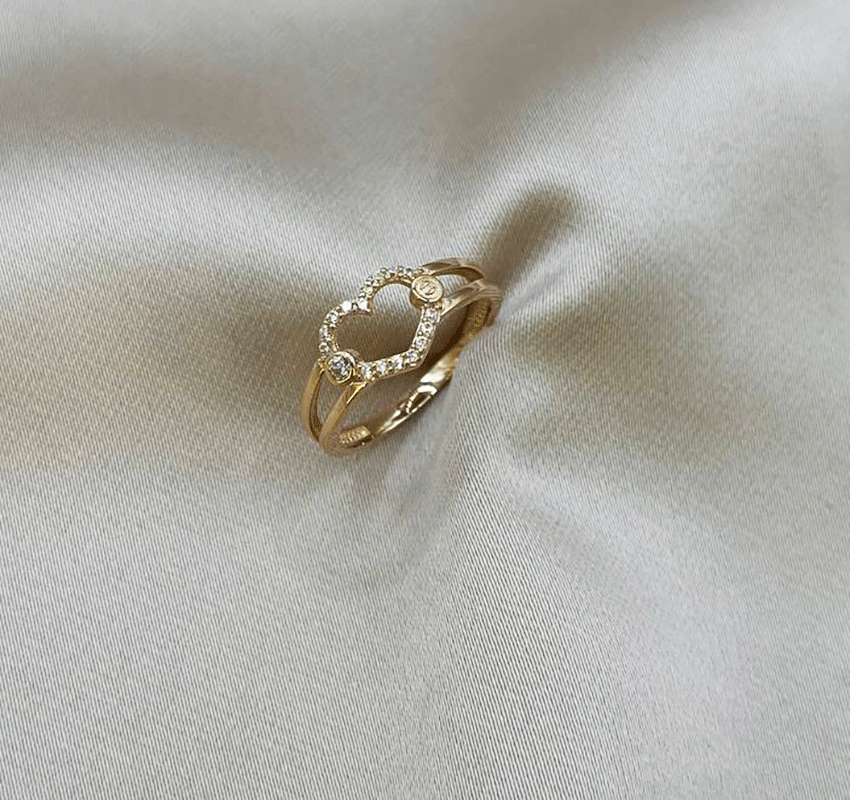 Rose gold ring with zircon
