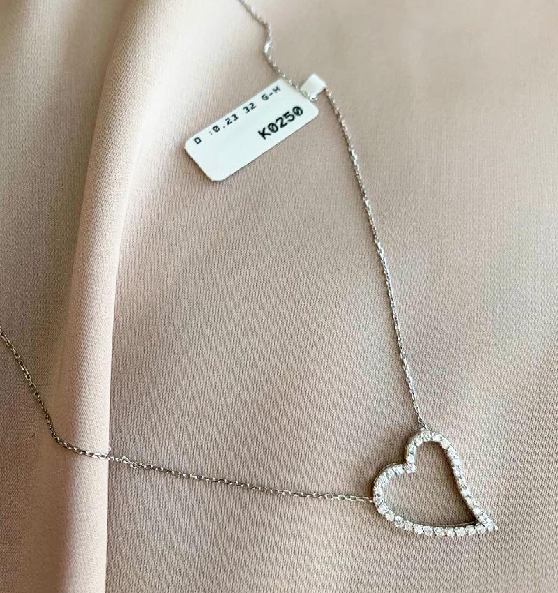 White gold necklace with a 0.23ct diamond