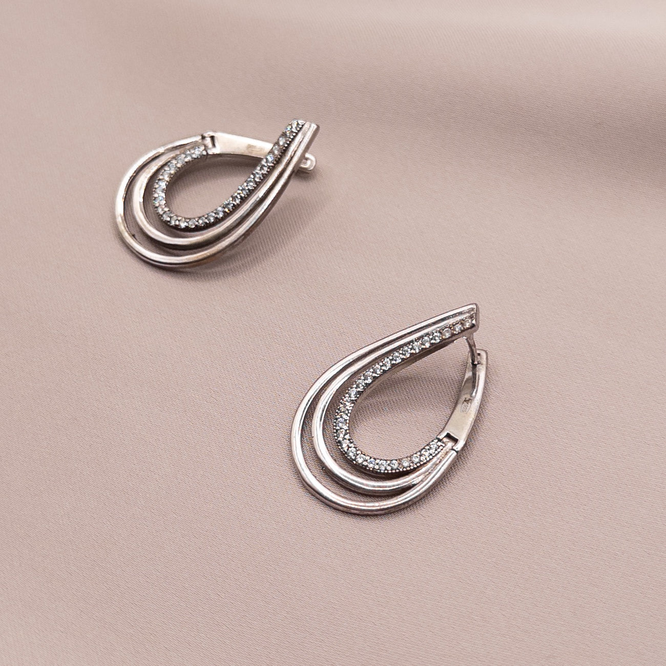 Серьги из серебра с цирконом