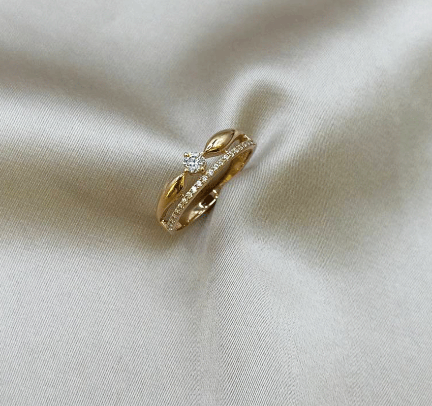 Rose gold ring with zircon