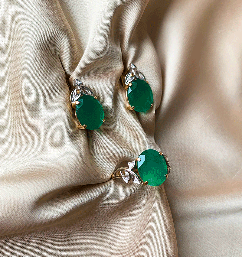 Rose gold set with zircon and synthetic emerald