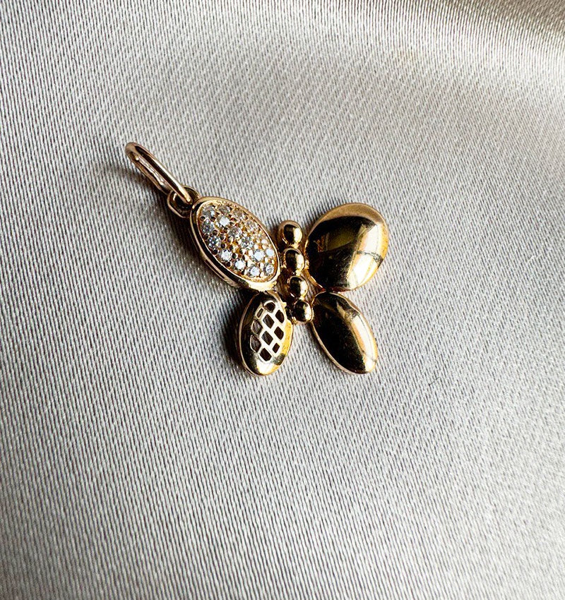 Rose gold pendant with zircon