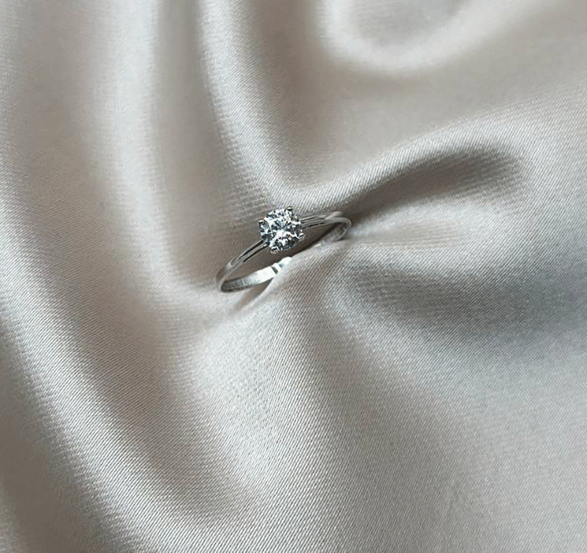 Помолвочное кольцо из белого золота с цирконом