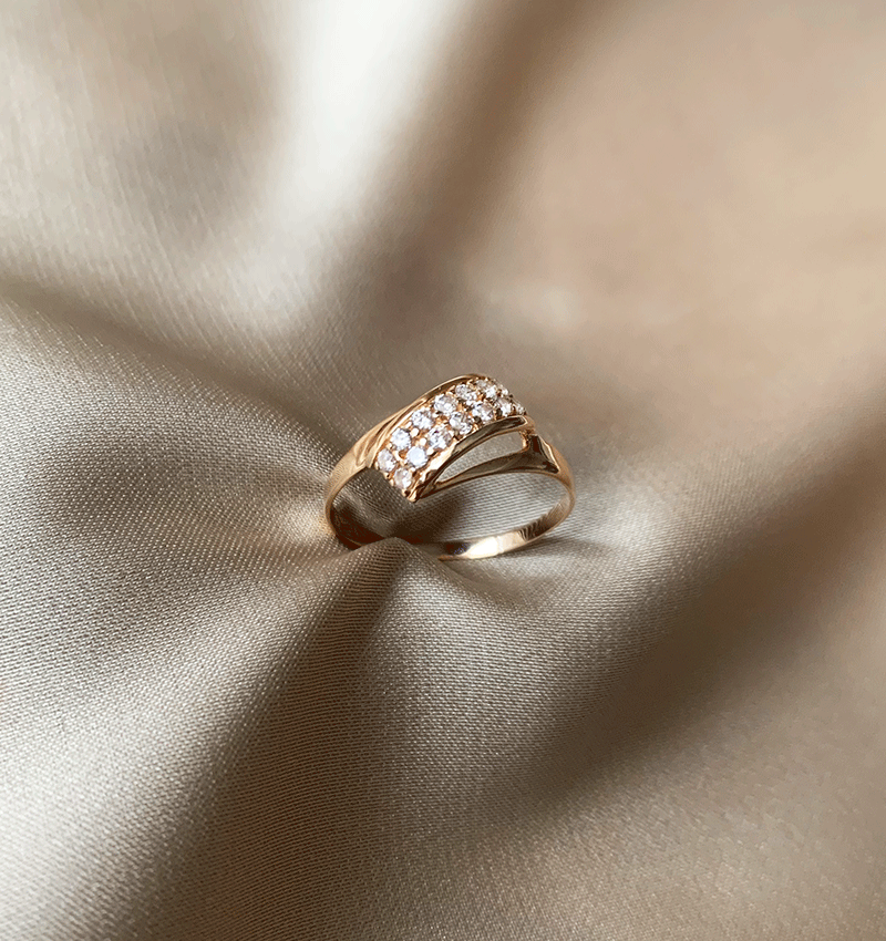 Rose gold ring with zircon