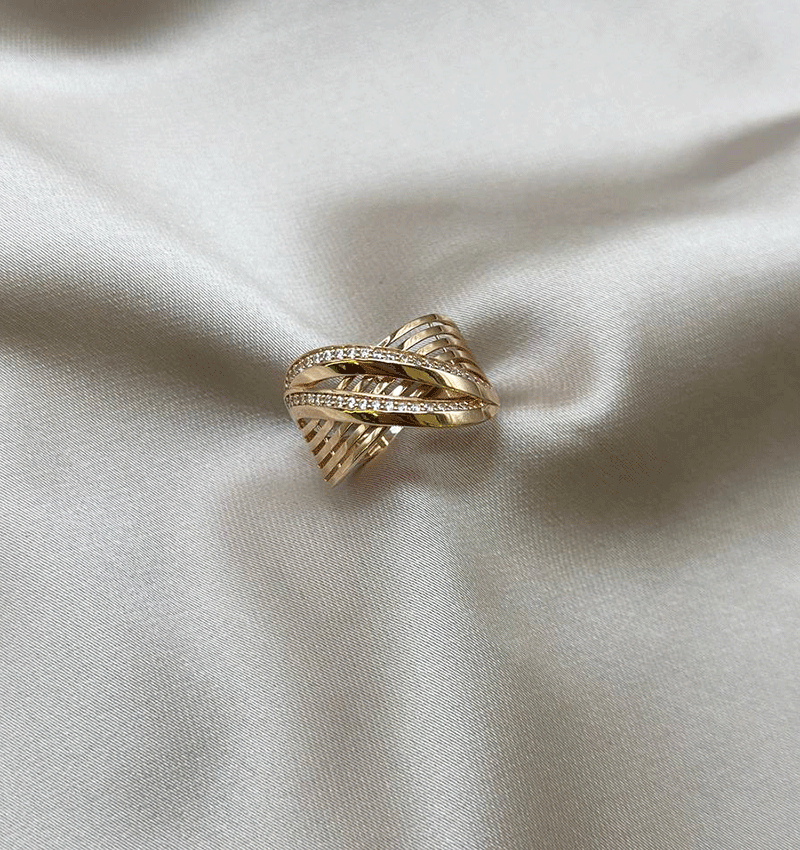 Red gold ring with cubic zirconia