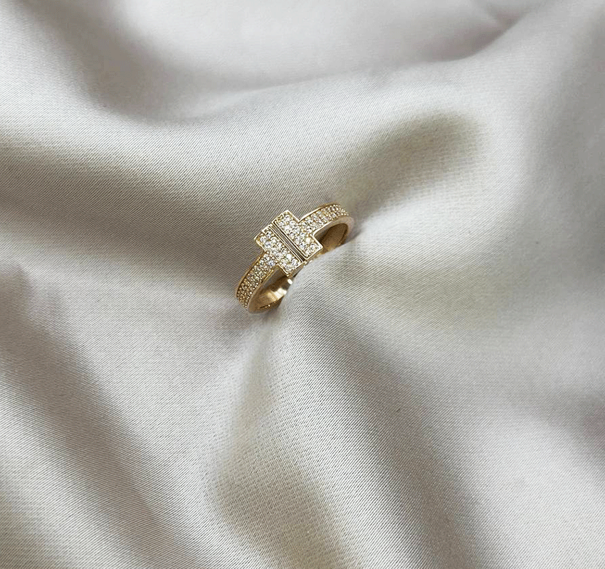 Rose gold ring with cubic zirconia
