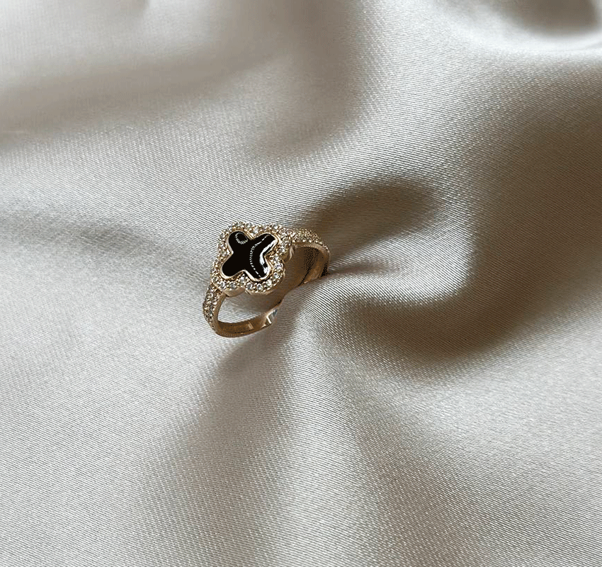Rose gold ring with onyx