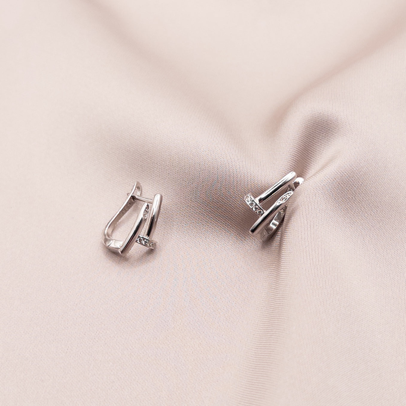 Серьги из серебра с цирконом