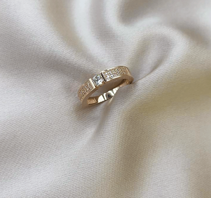 Rose gold ring with zircon