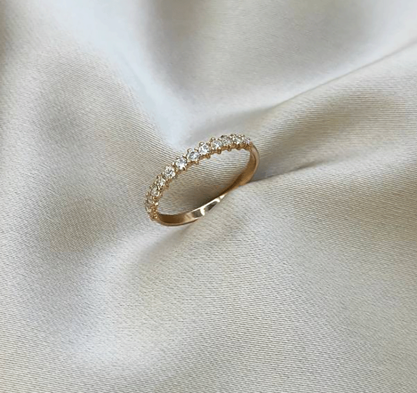 Rose gold ring with zircon