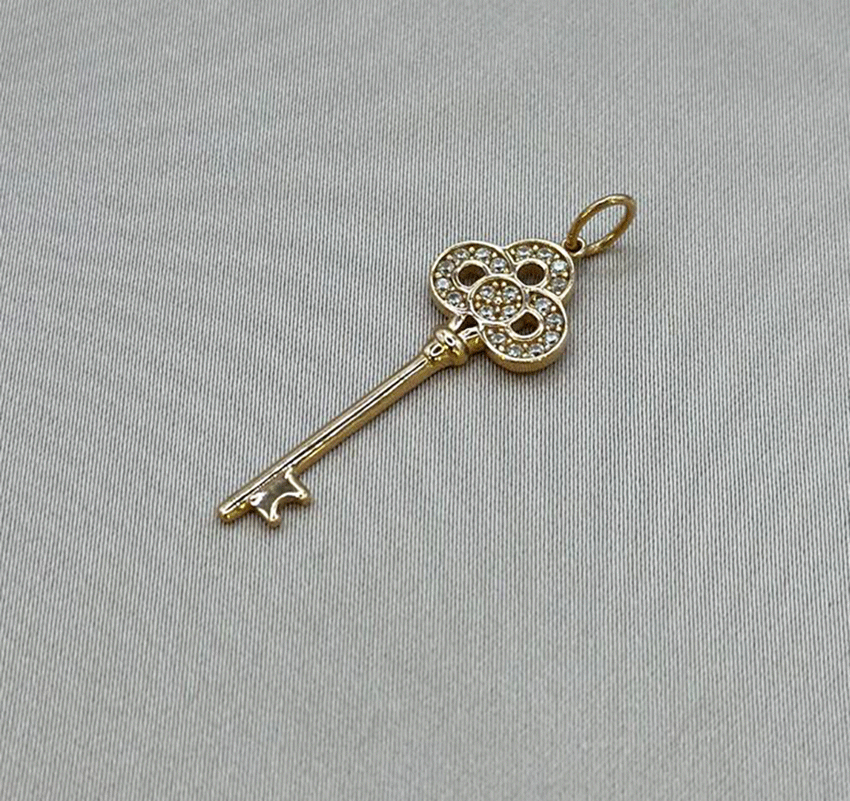 Rose gold pendant with cubic zirconia