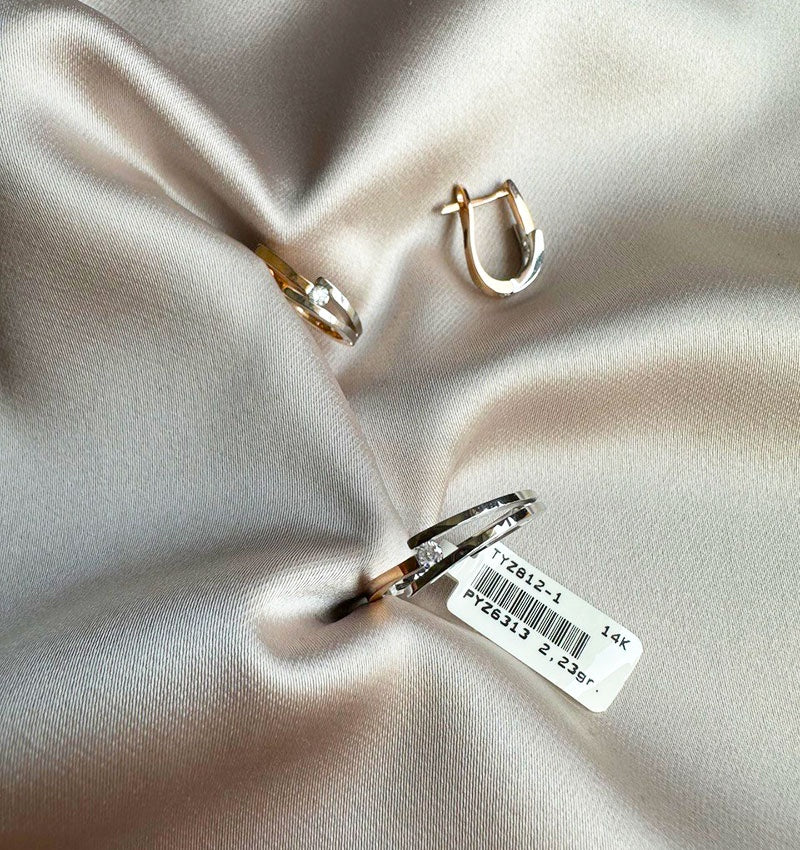 Rose gold set with a 0.14ct diamond