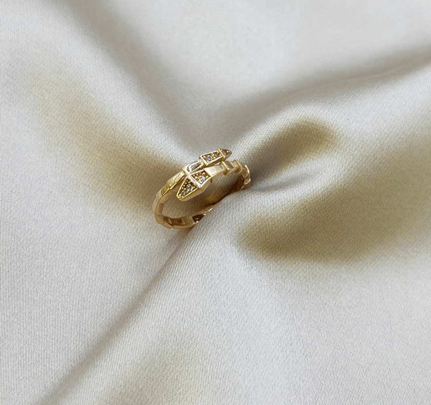 Rose gold ring with cubic zirconia
