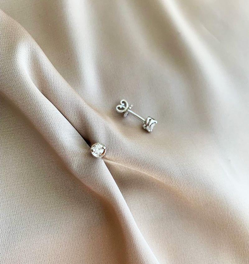 White gold earrings with a 0.2ct diamond