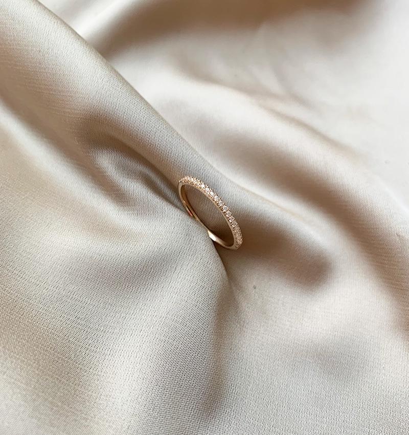 Rose gold ring with zircon