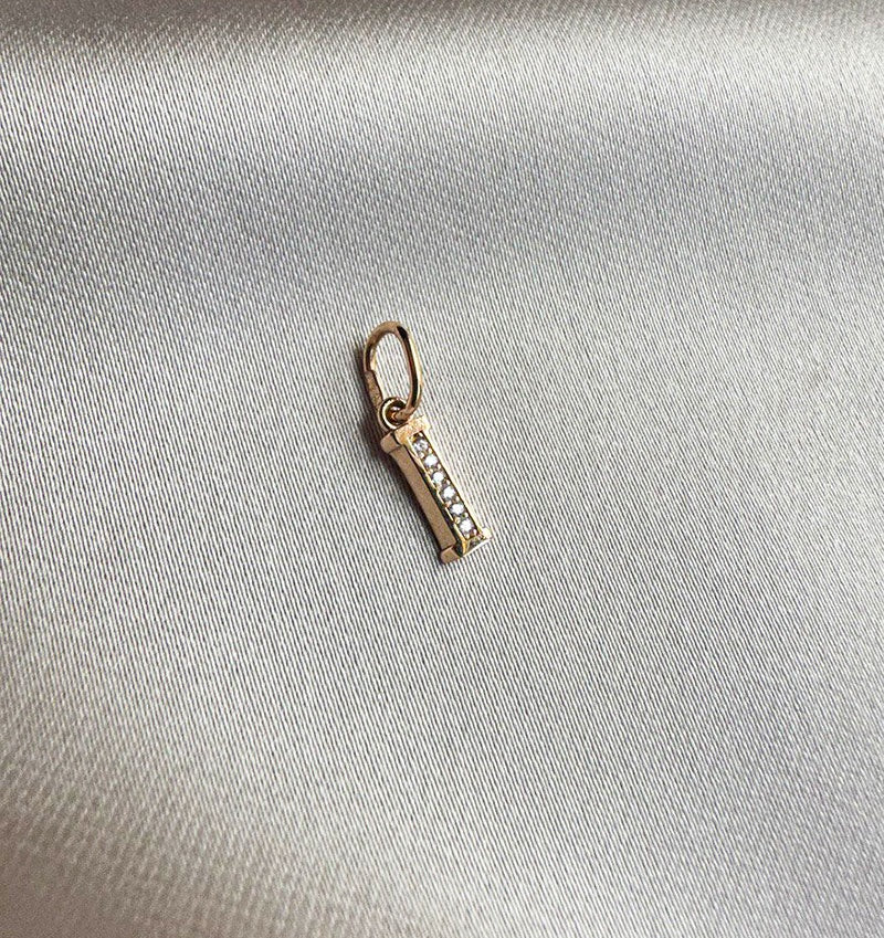 Pandantiv cu literă din aur roz și zirconiu