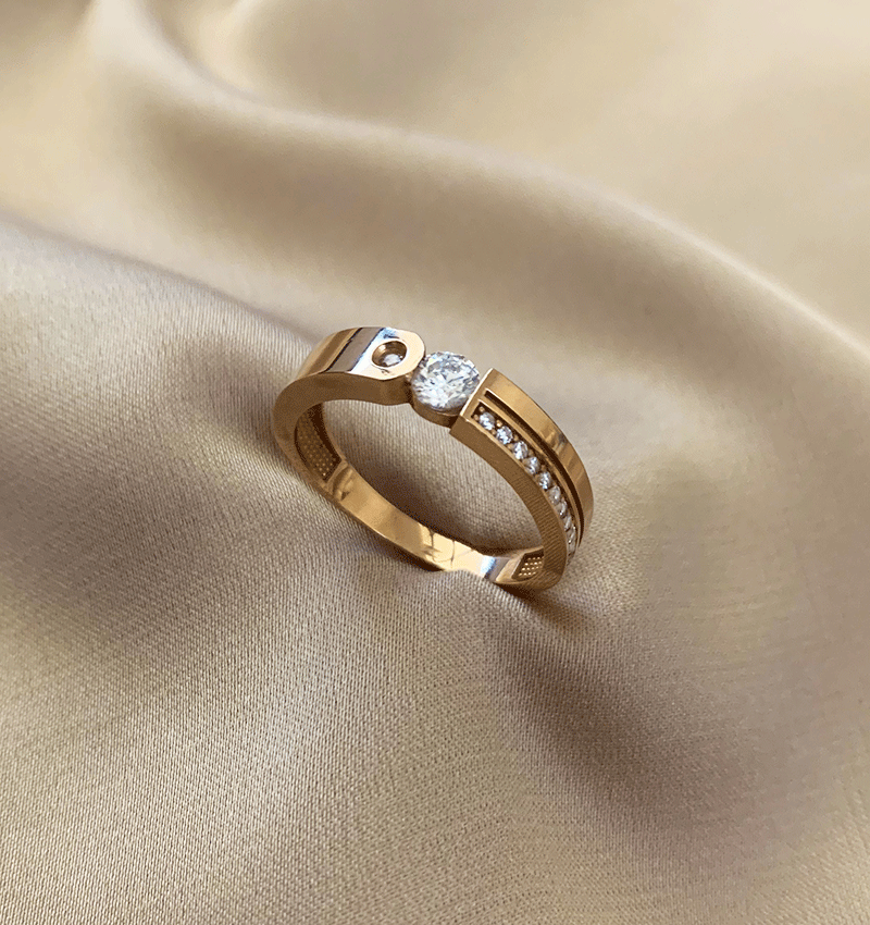 Rose gold ring with cubic zirconia