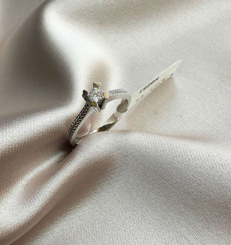 White gold ring with 0.15ct diamond