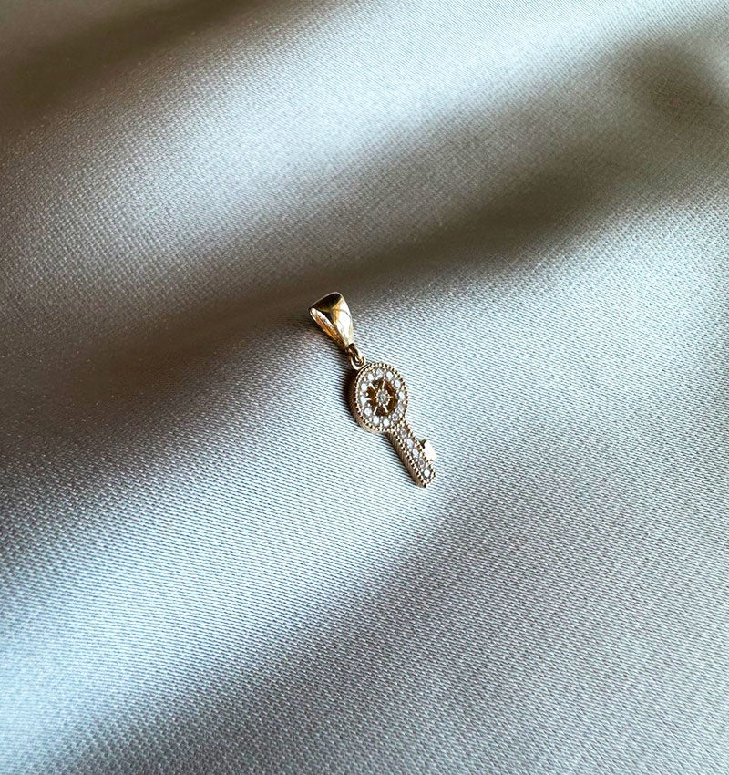 Rose gold pendant with zircon