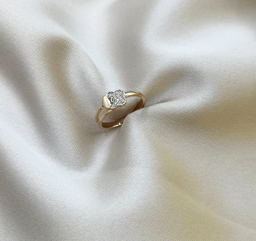 Rose gold ring with zircon