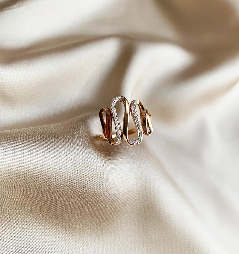 Rose gold ring with zircon