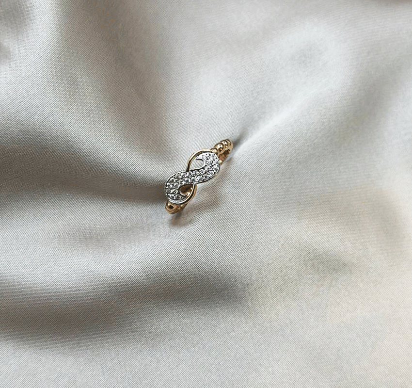 Rose gold ring with cubic zirconia