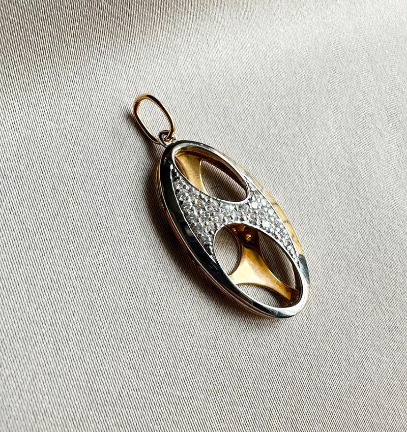 Rose gold pendant with zircon