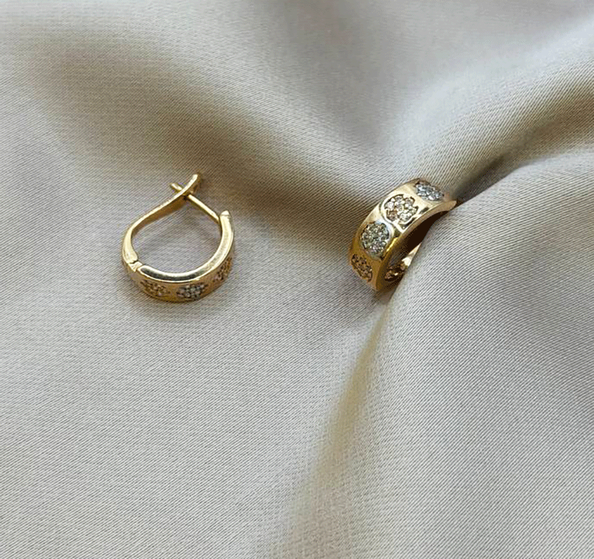 Rose gold earrings with zircon