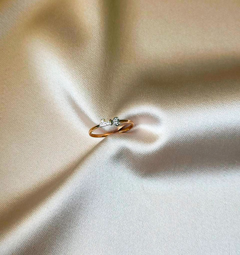 Rose gold ring with zircon