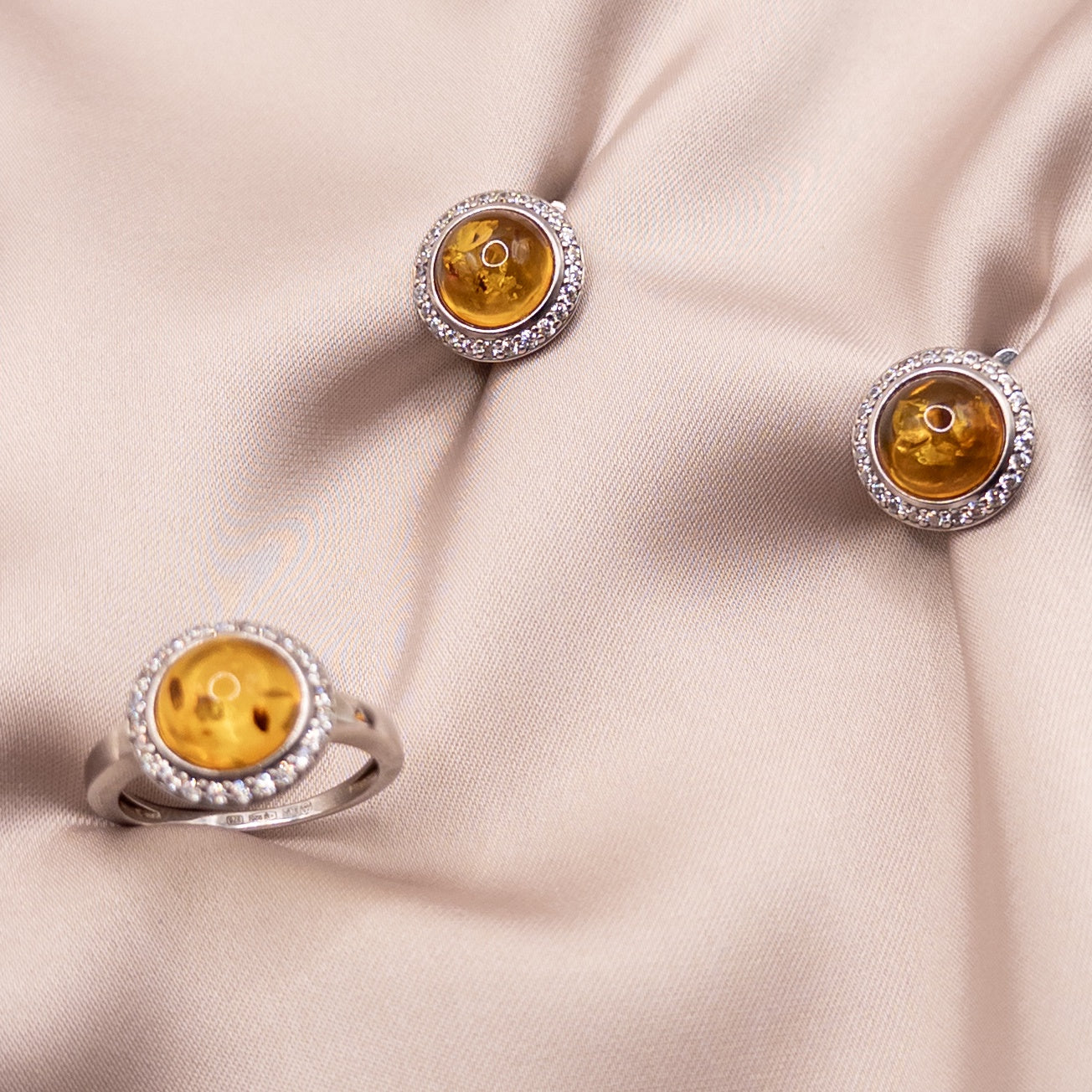 Silver set with cubic zirconia and amber