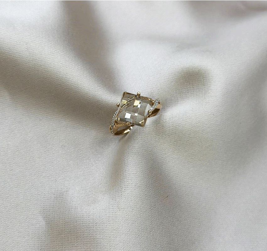 Rose gold ring with cubic zirconia