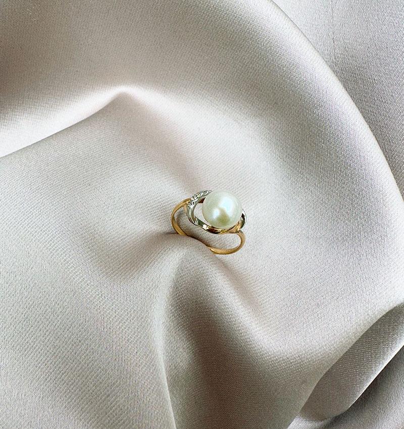 Rose gold ring with pearl