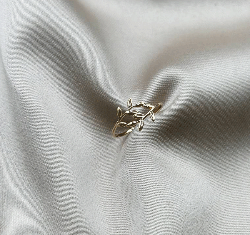 Rose gold ring with zircon