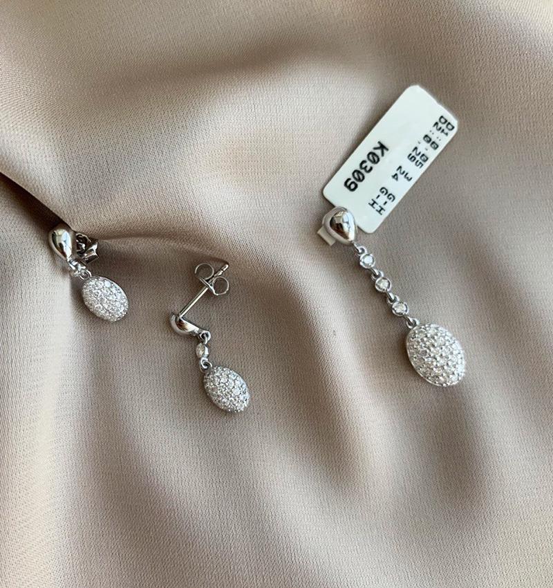 White gold set with a 0.67ct diamond