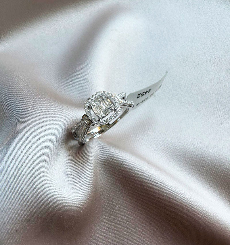 Кольцо из белого золота с бриллиантом 0.6ct