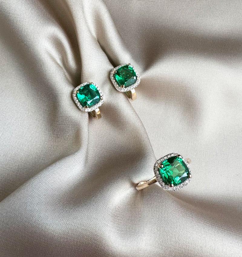 Rose gold set with zircon and chrysolite