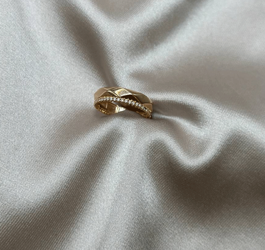 Rose gold ring with zircon