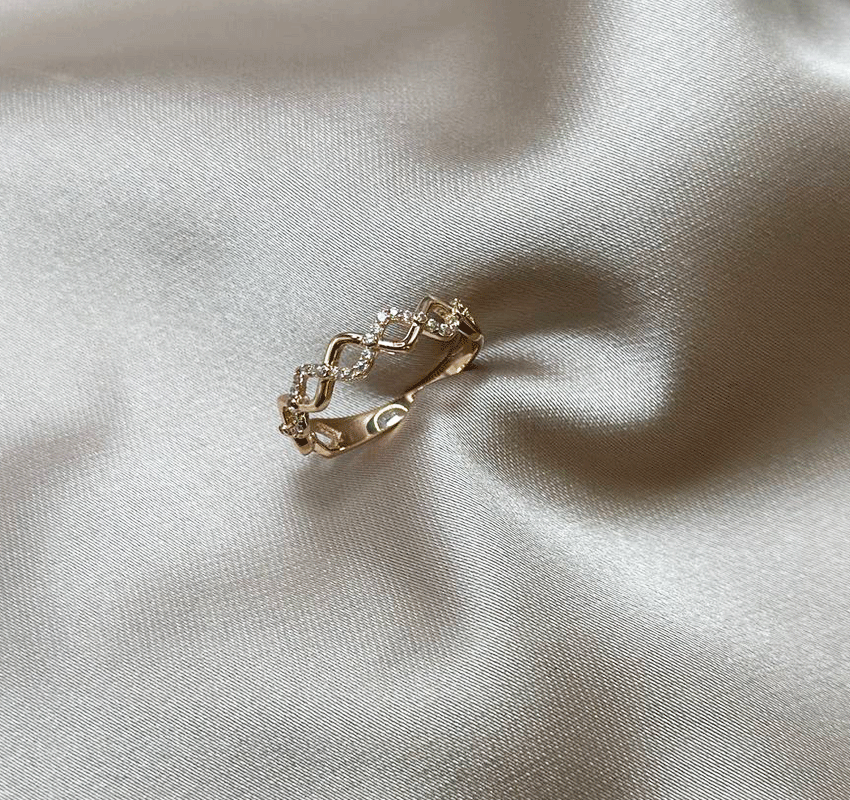 Rose gold ring with cubic zirconia