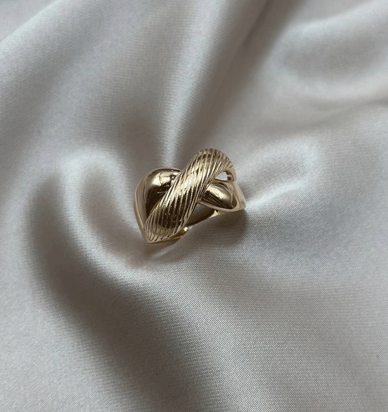 Rose gold ring with zircon