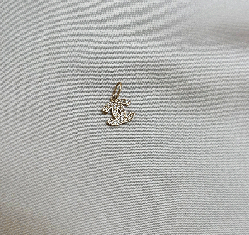 Rose gold pendant with zircon