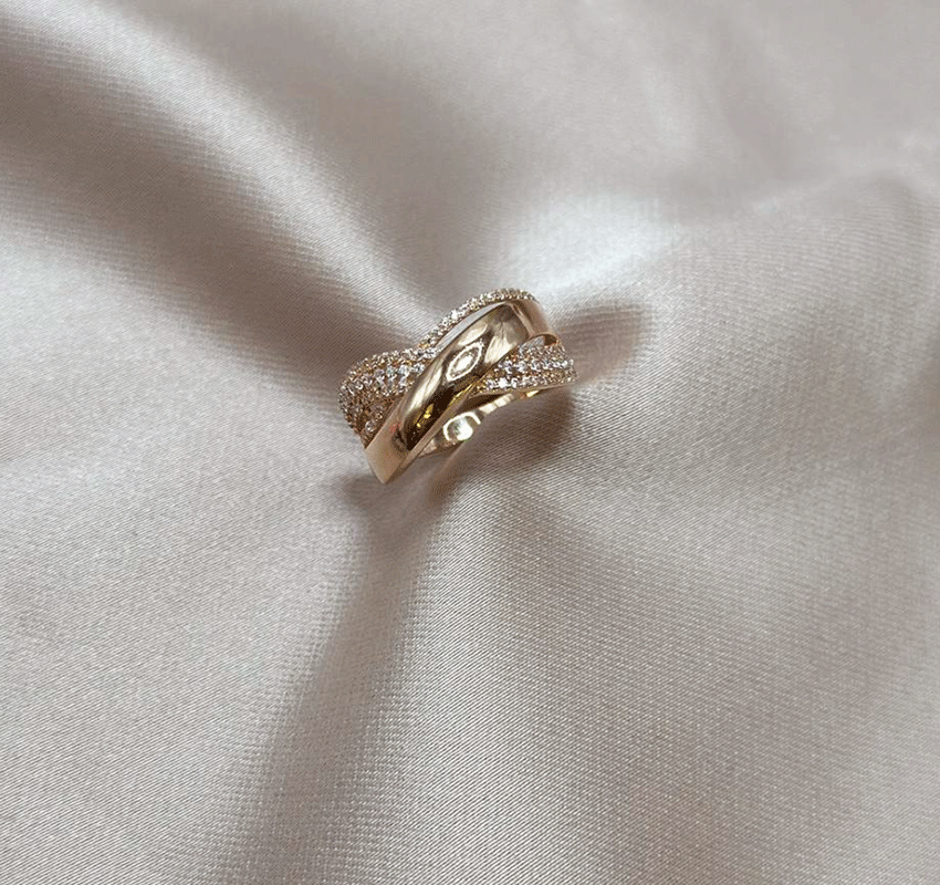 Rose gold ring with zircon