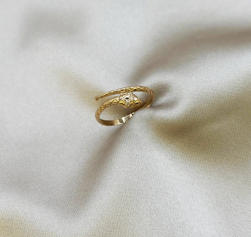 Rose gold ring with zircon