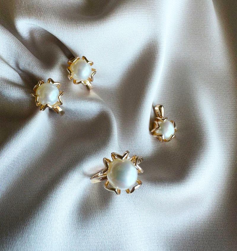 Rose gold set with pearls