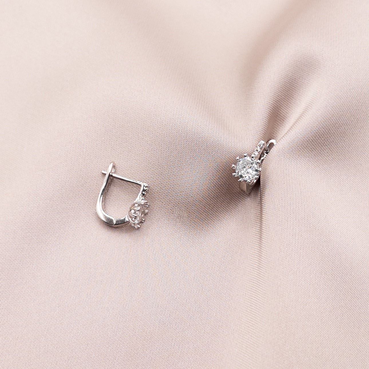 Серьги из серебра с цирконом