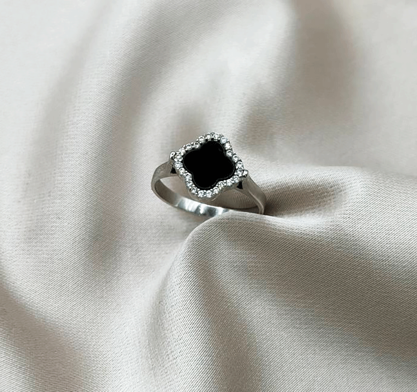 White gold ring with zircon and onyx