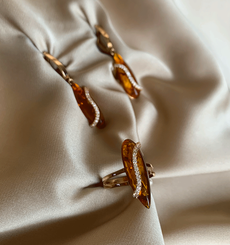 Rose gold set with zircon and amber