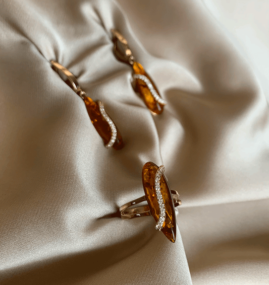 Rose gold set with zircon and amber