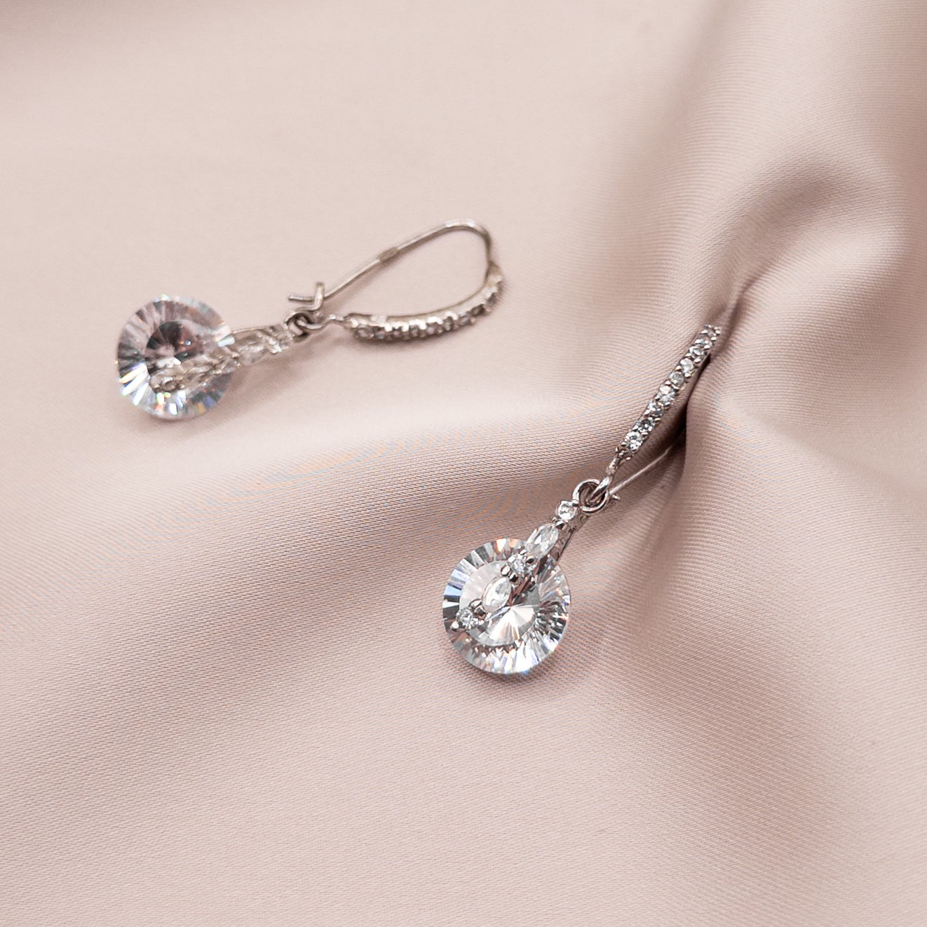 Серьги из серебра с цирконом