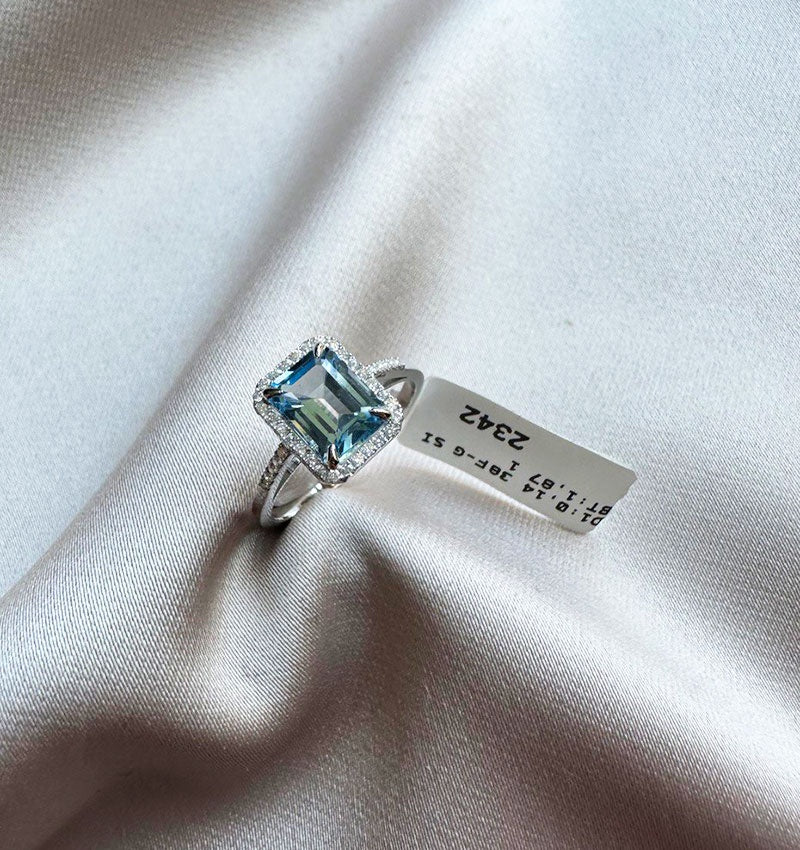 White gold ring with a diamond and hydrothermal topaz 2.01ct